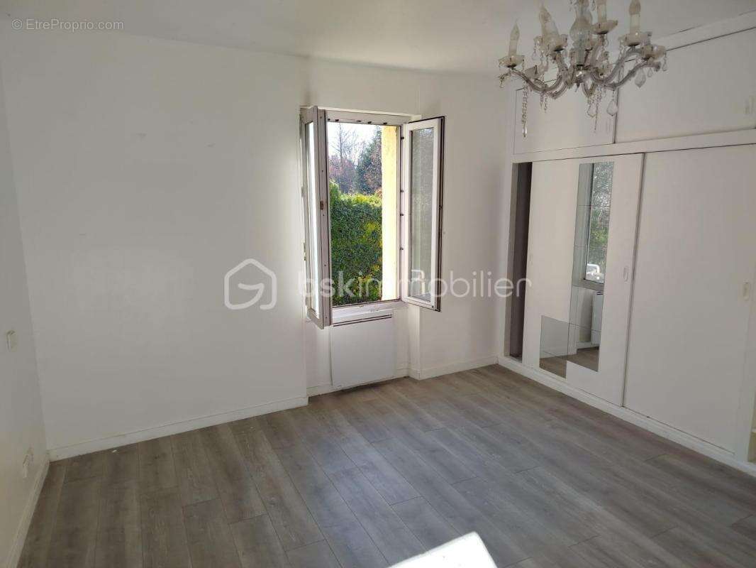 Maison à CRECY-LA-CHAPELLE