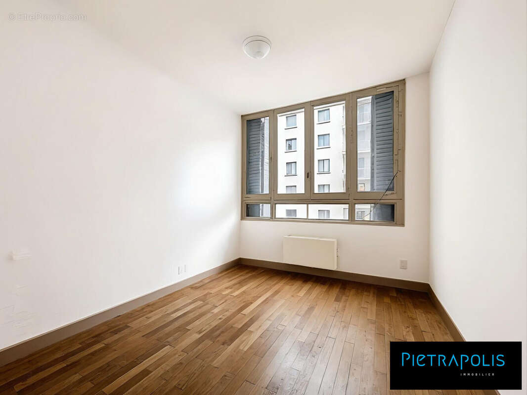 Chambre 1 - Appartement à LYON-3E