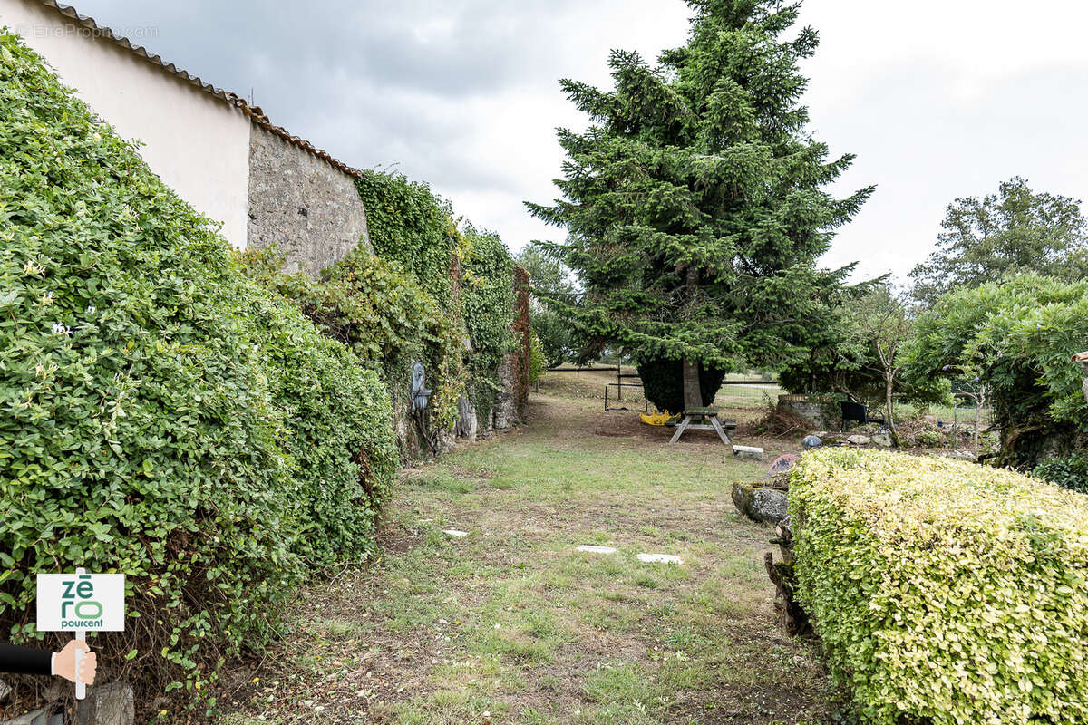 Maison à SAINT-ETIENNE-DU-BOIS
