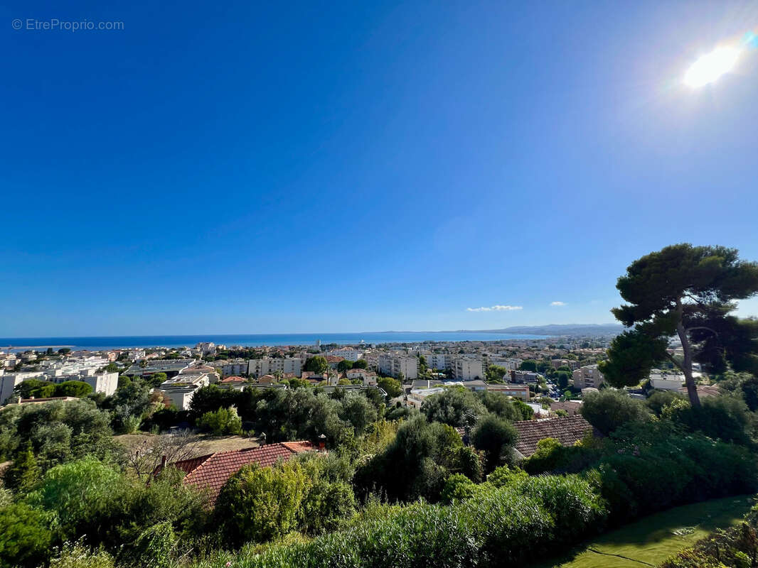 Appartement à SAINT-LAURENT-DU-VAR