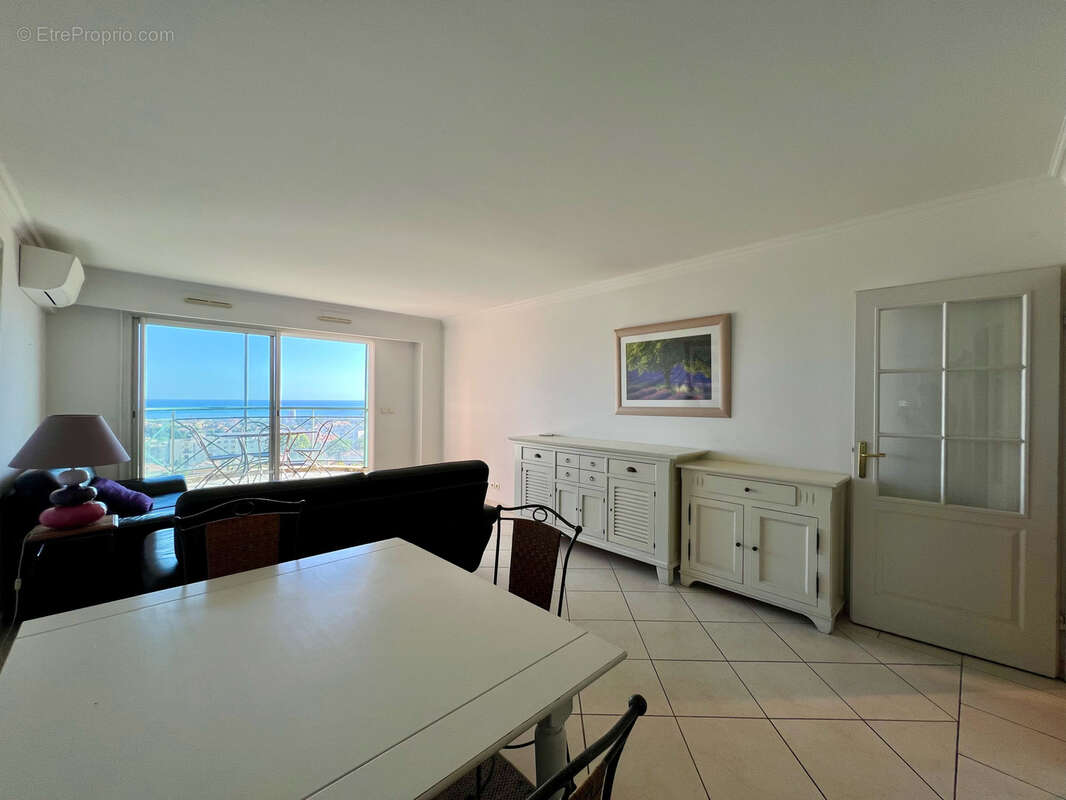 Appartement à SAINT-LAURENT-DU-VAR