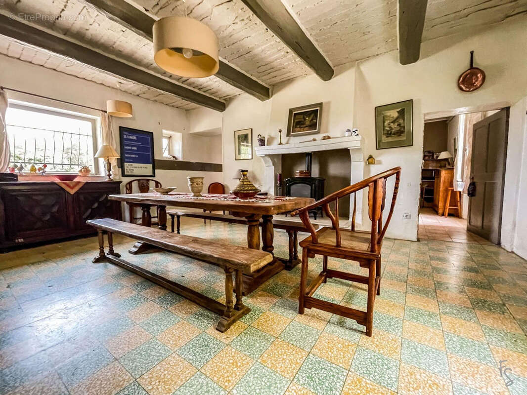 Maison à SAINTE-CECILE-LES-VIGNES