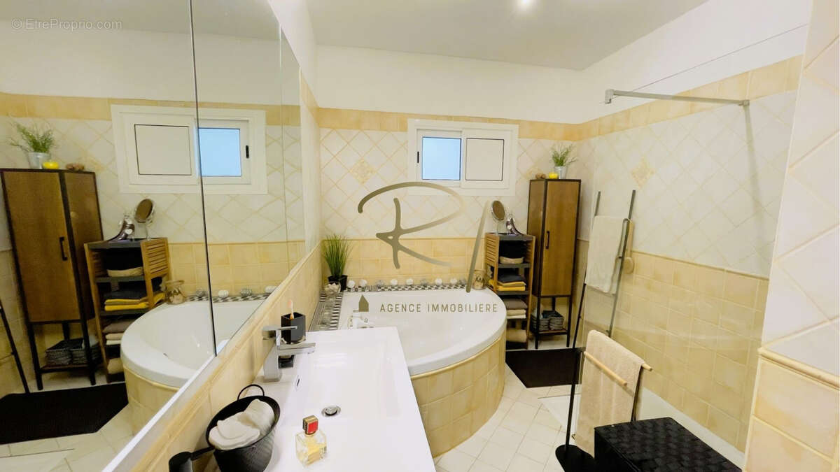 Maison à SAINT-PRIVAT-DE-CHAMPCLOS