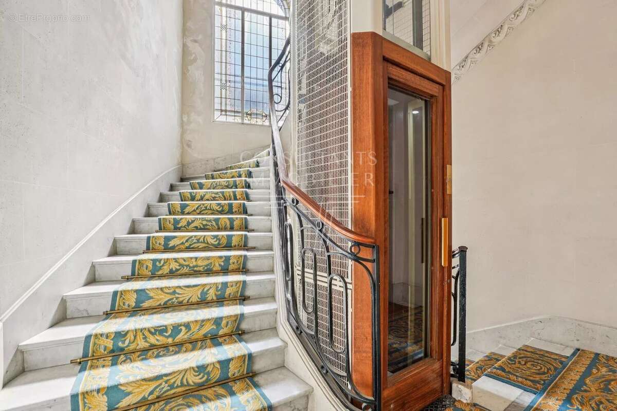 Appartement à PARIS-16E