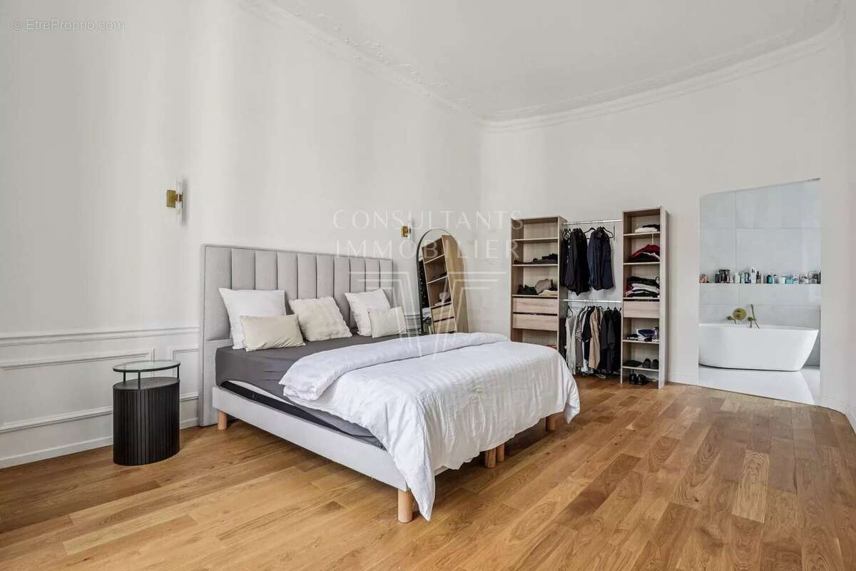Appartement à PARIS-16E
