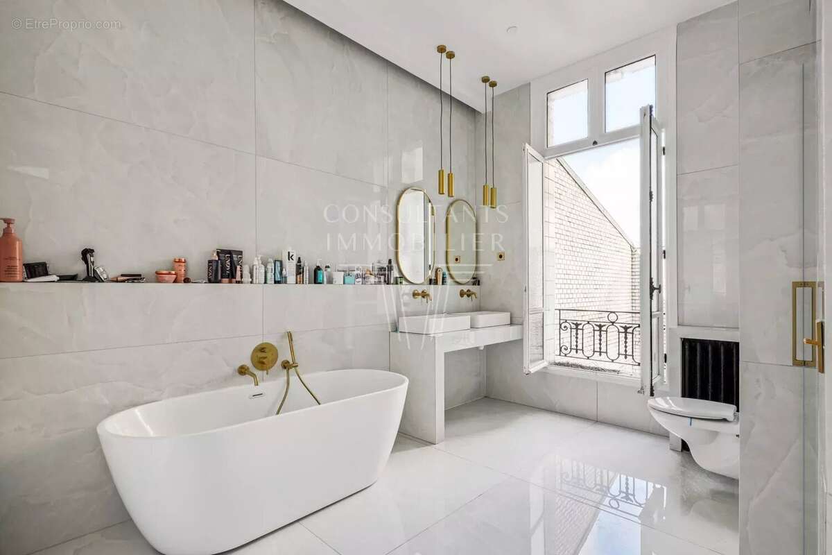 Appartement à PARIS-16E