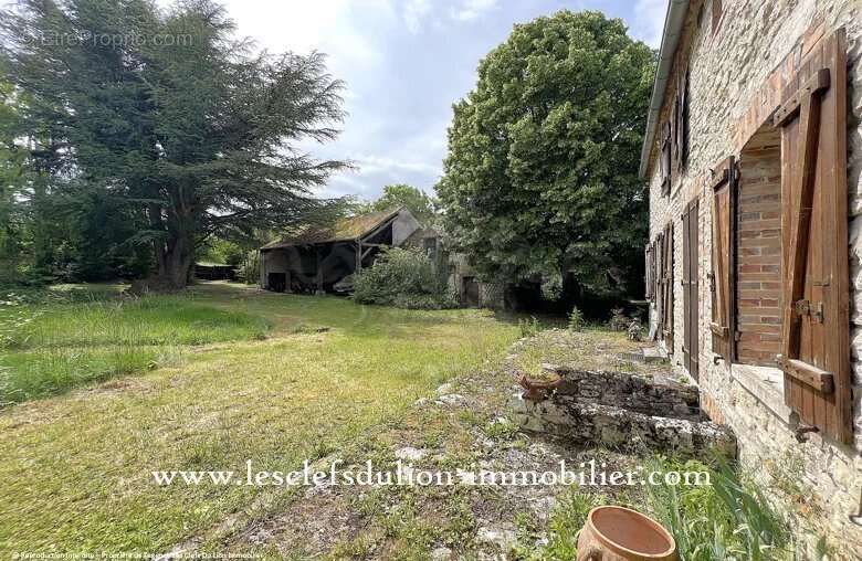 Maison à VAUX-SUR-LUNAIN