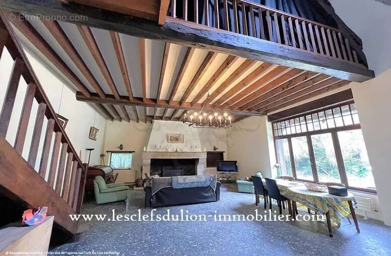 Maison à VAUX-SUR-LUNAIN