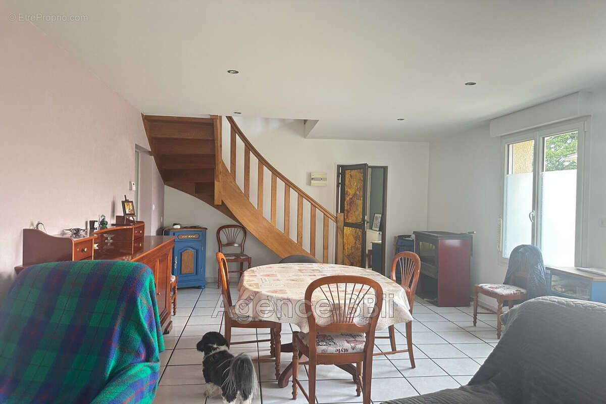 Maison à POUILLY-SOUS-CHARLIEU