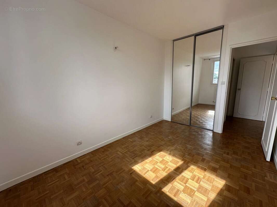 Appartement à LE MESNIL-SAINT-DENIS