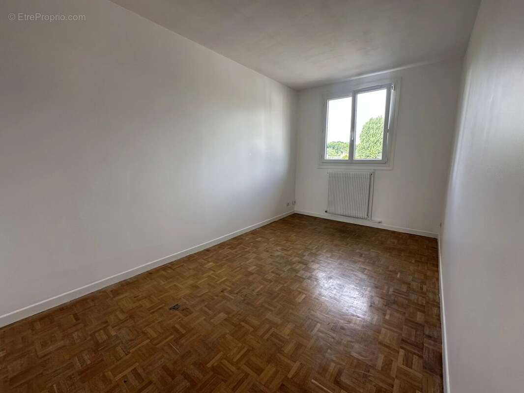 Appartement à LE MESNIL-SAINT-DENIS