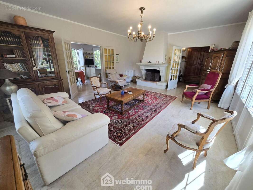 Avec une agréable cheminée - Maison à CARBON-BLANC