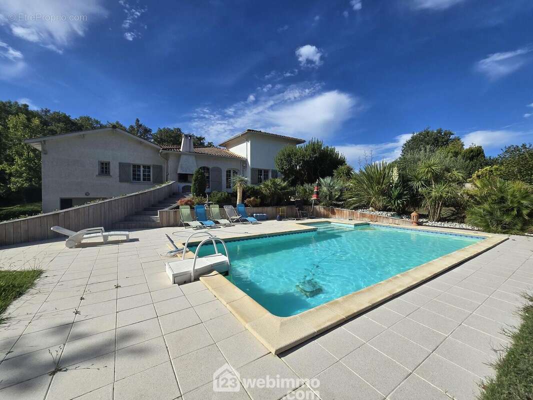 Avec une belle piscine - Maison à CARBON-BLANC
