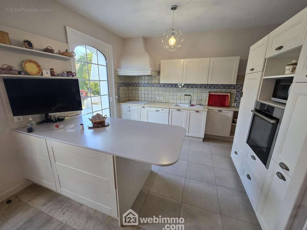 Cuisine aménagée et équipée - Maison à CARBON-BLANC