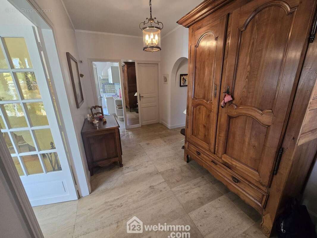 Nous arrivons dans une belle entrée - Maison à CARBON-BLANC