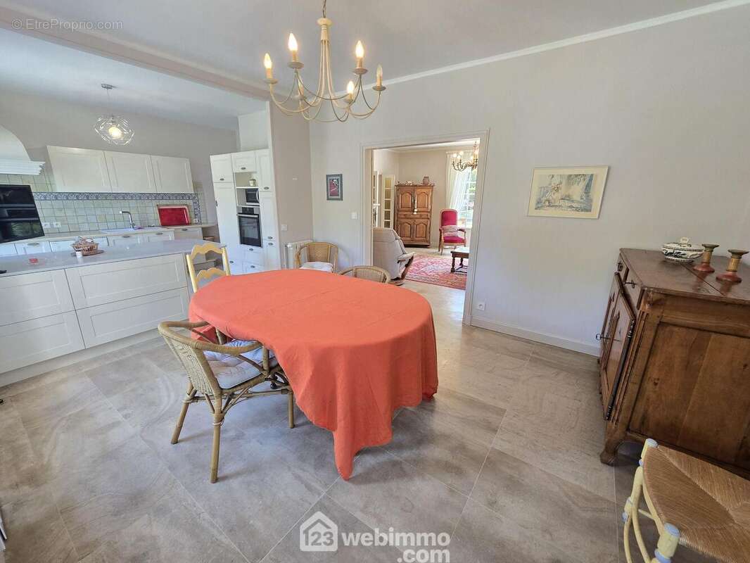 Puis l&#039;espace séjour - Maison à CARBON-BLANC