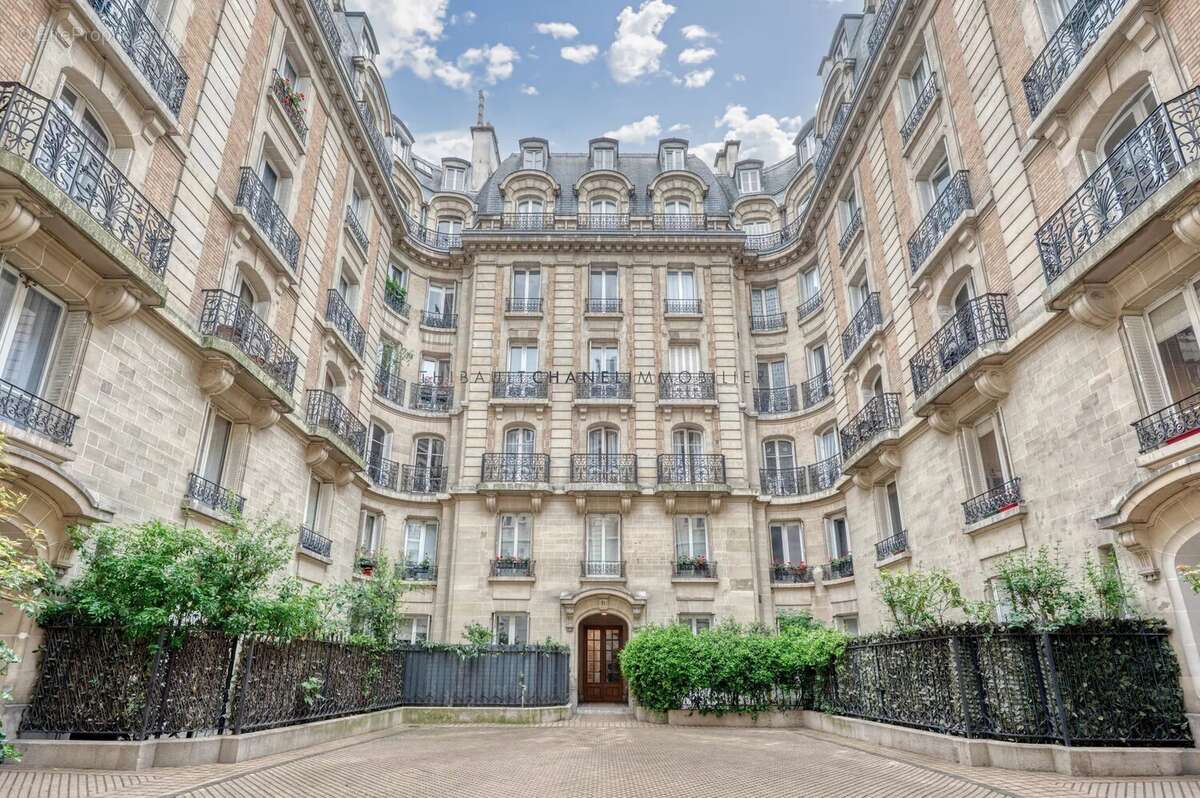Appartement à PARIS-16E