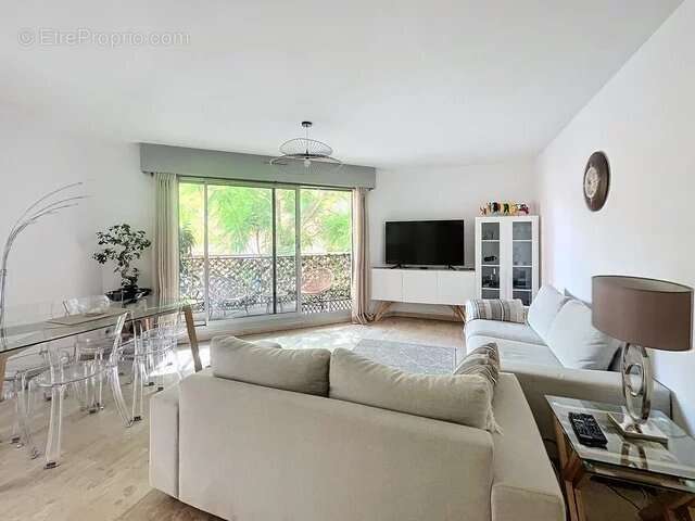 Appartement à VALLAURIS