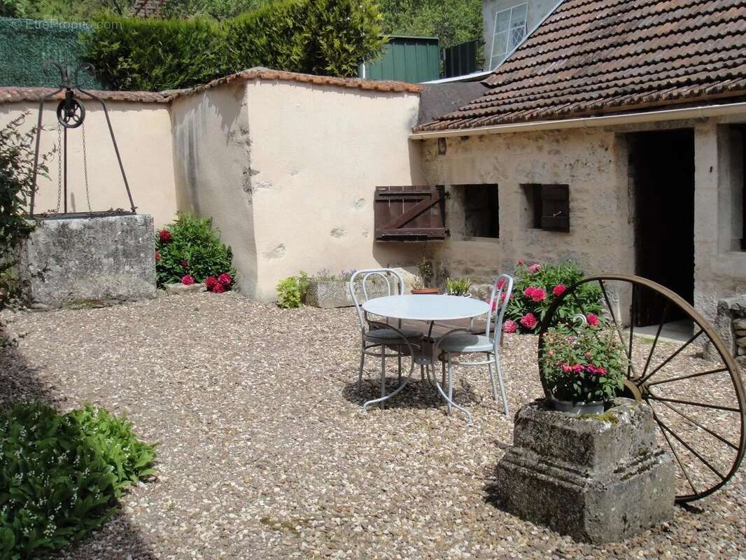 Maison à BOUX-SOUS-SALMAISE