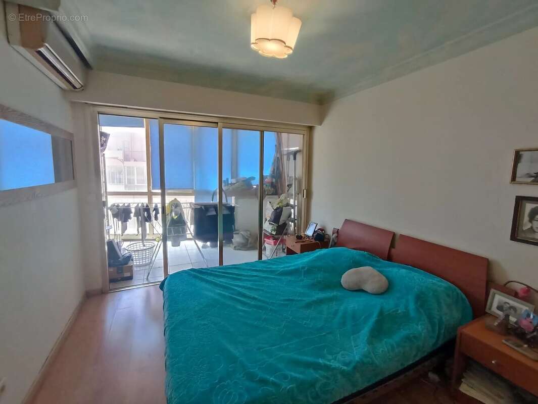 Appartement à SAINT-LAURENT-DU-VAR