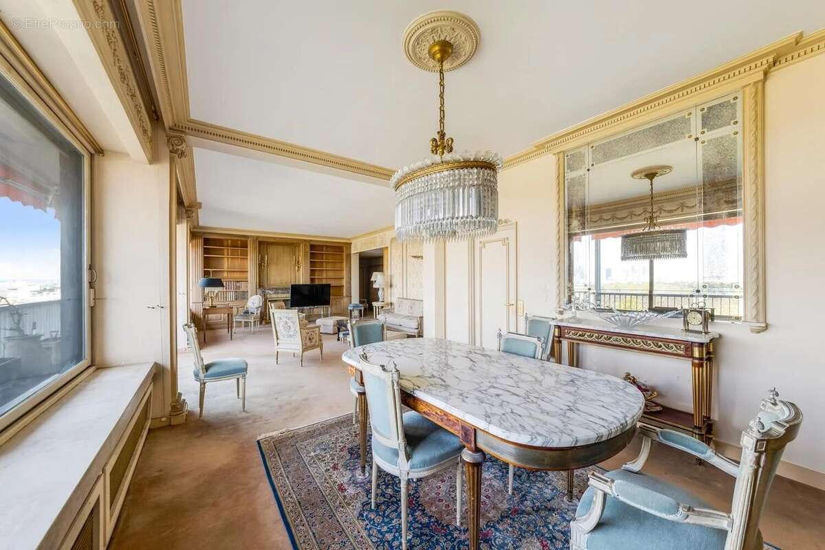 Appartement à PARIS-16E