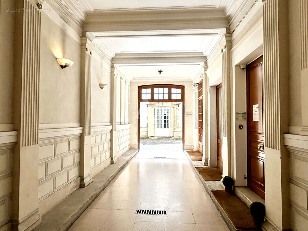 Appartement à PARIS-16E