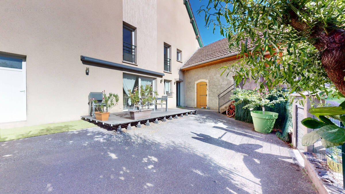 Maison à POUILLEY-LES-VIGNES