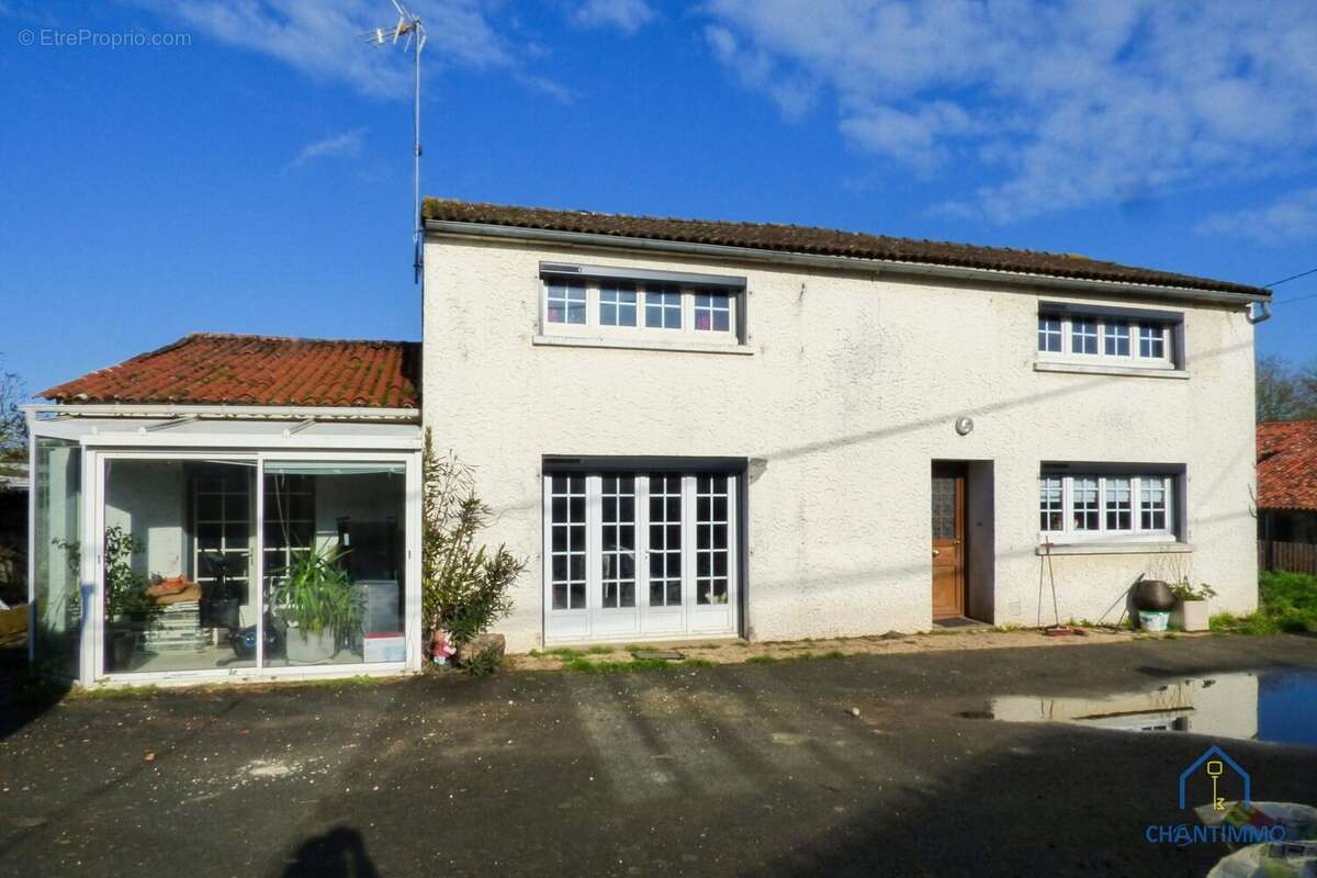 Maison à BAZOGES-EN-PAREDS