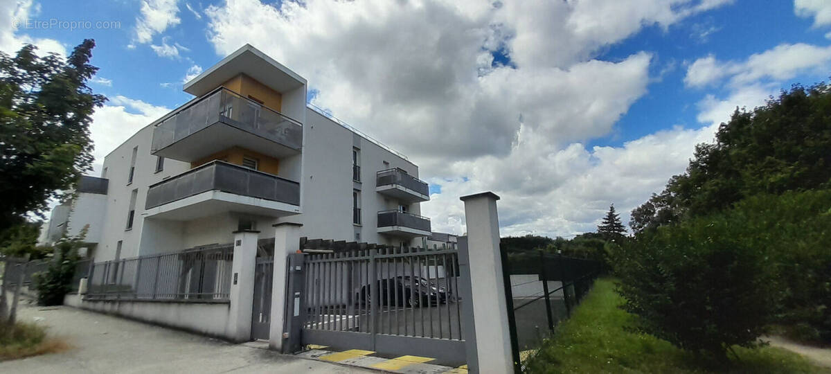 Appartement à SAULX-LES-CHARTREUX