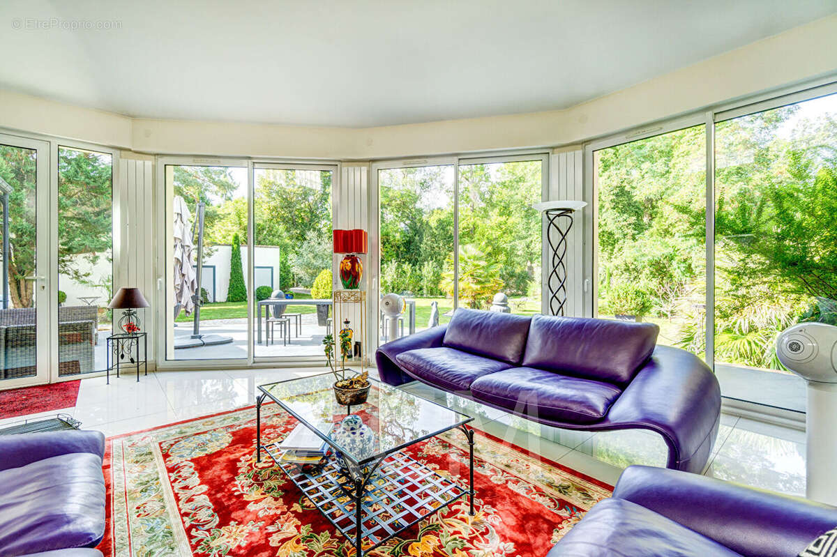 Maison à LE MESNIL-LE-ROI