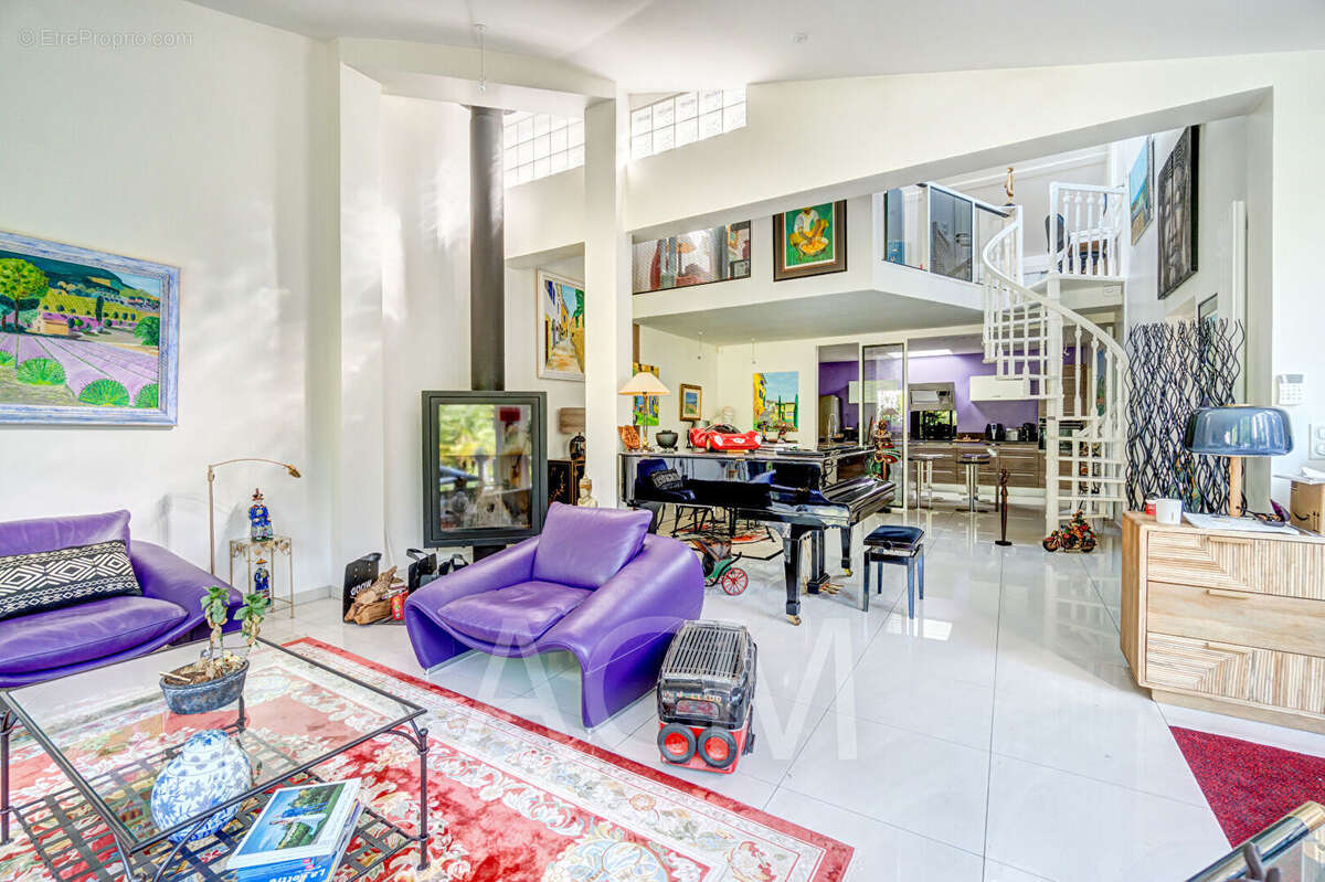 Maison à LE MESNIL-LE-ROI