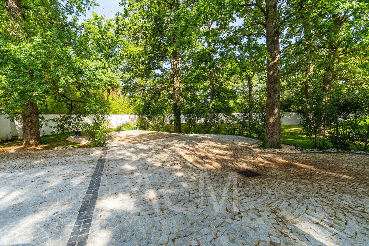 Maison à LE MESNIL-LE-ROI