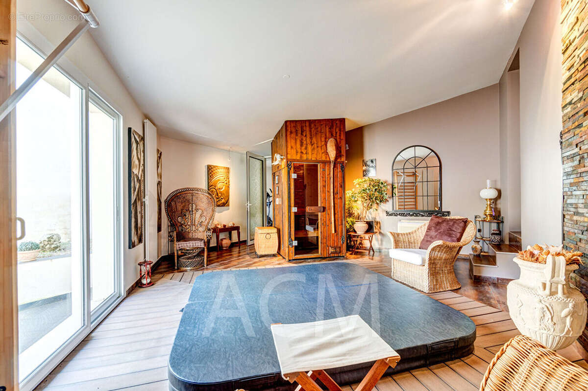 Maison à LE MESNIL-LE-ROI