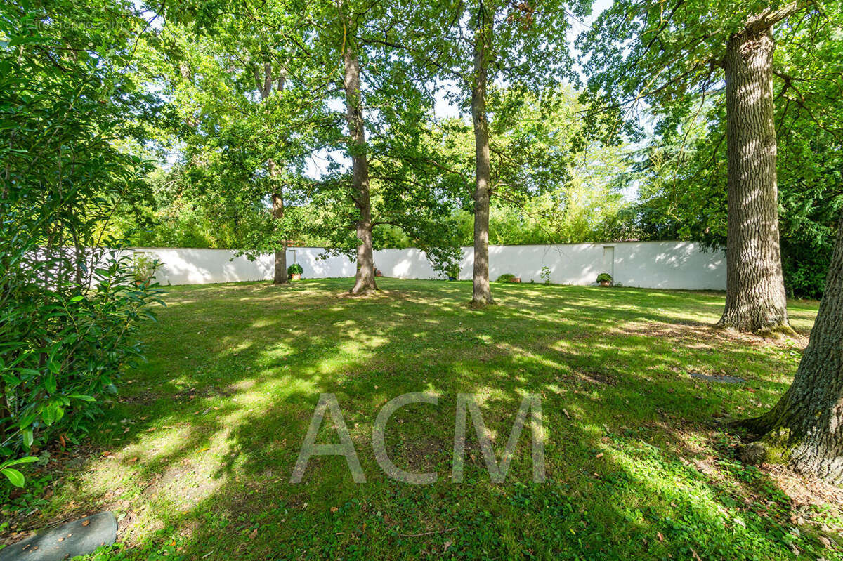 Maison à LE MESNIL-LE-ROI