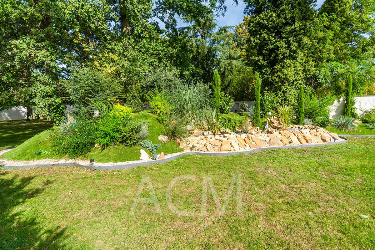 Maison à LE MESNIL-LE-ROI