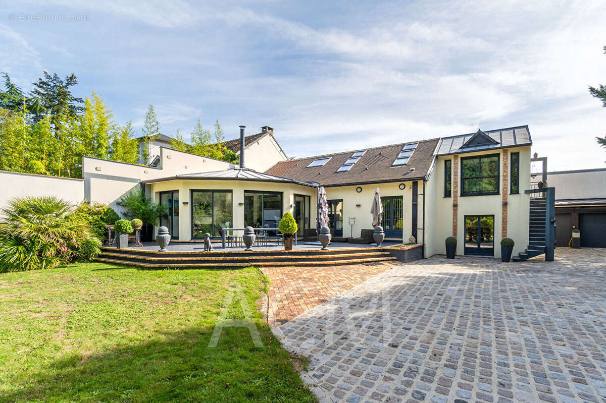 Maison à LE MESNIL-LE-ROI