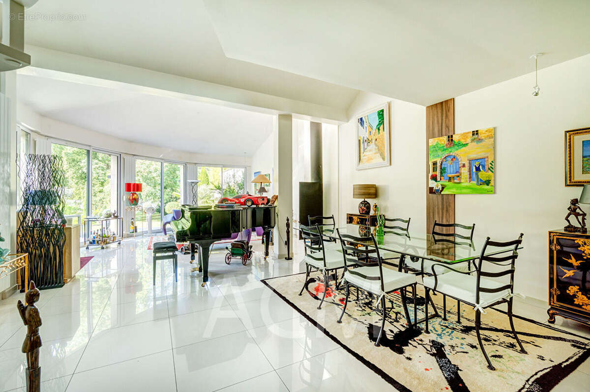 Maison à LE MESNIL-LE-ROI