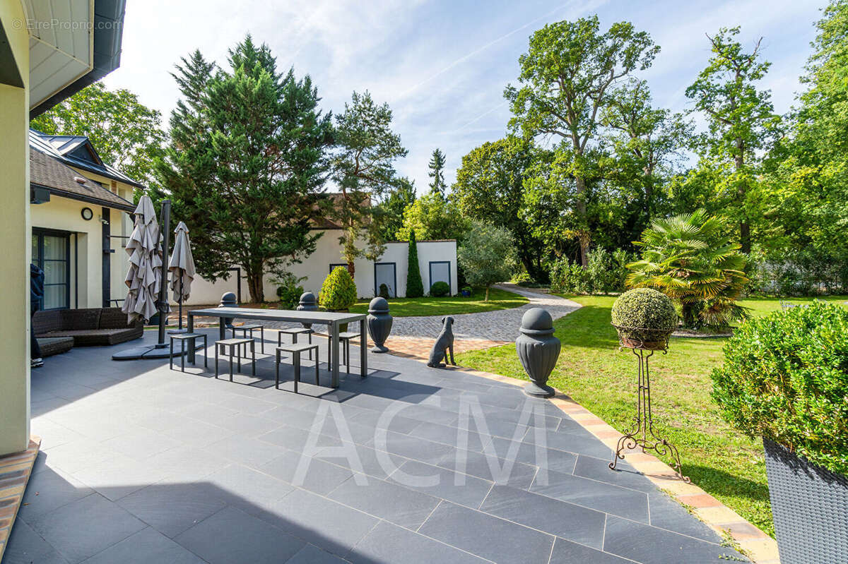 Maison à LE MESNIL-LE-ROI