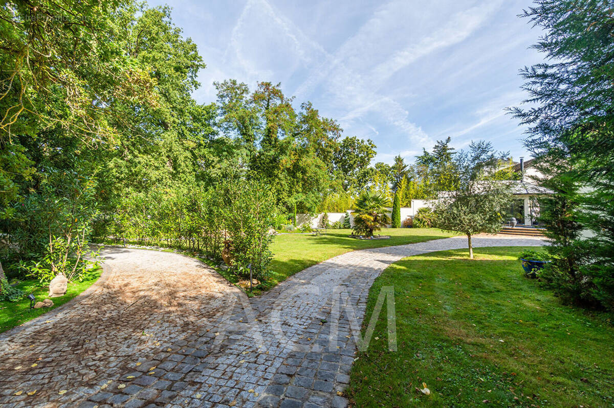 Maison à LE MESNIL-LE-ROI