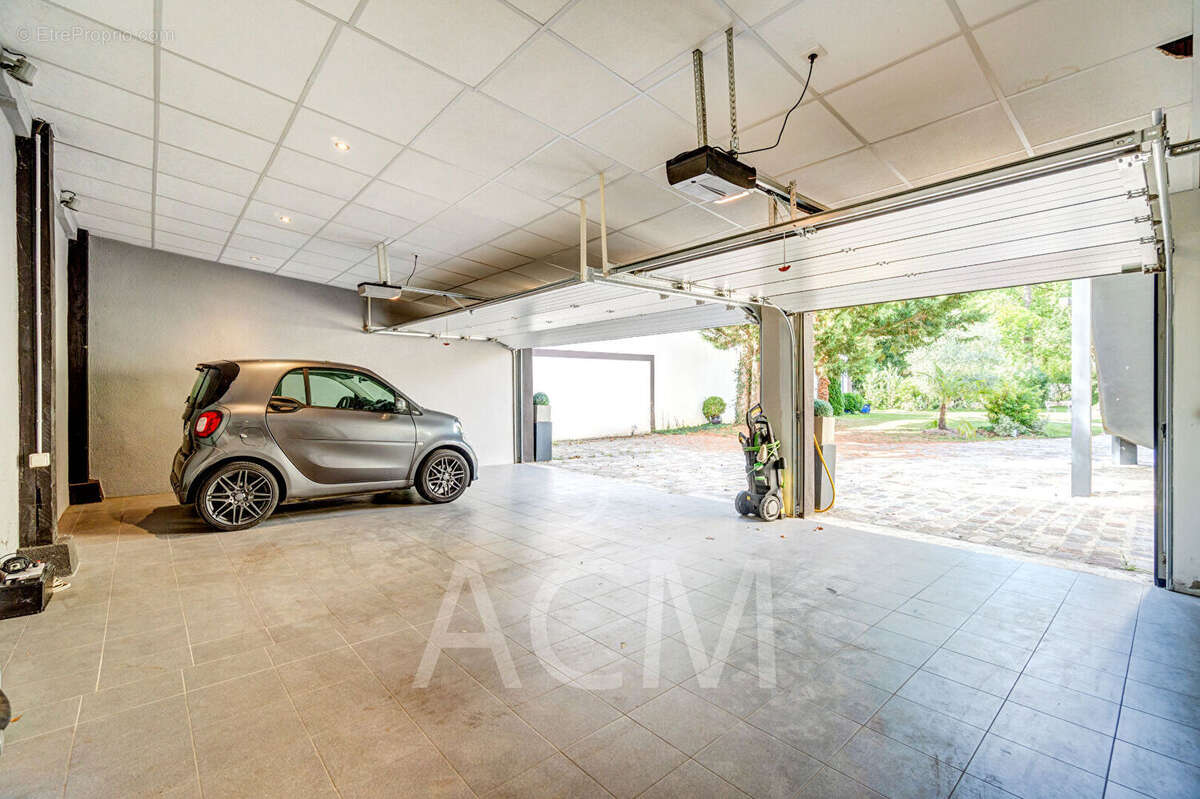 Maison à LE MESNIL-LE-ROI