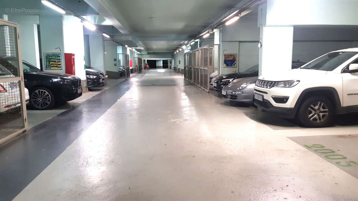 Parking à PARIS-16E