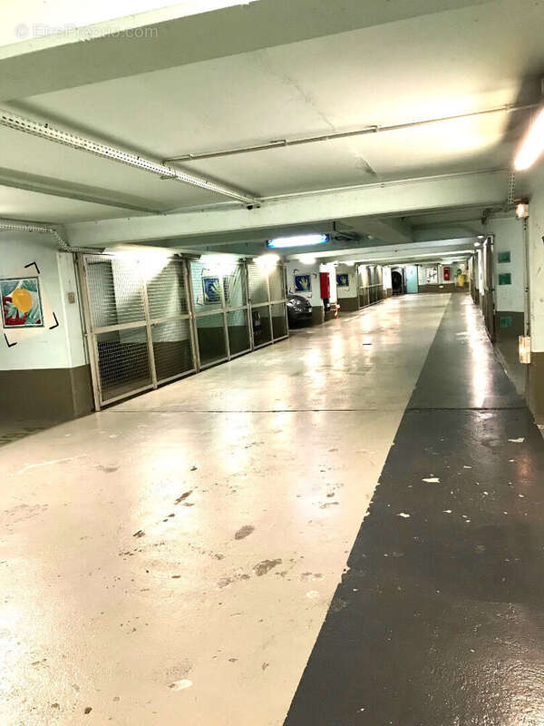 Parking à PARIS-16E