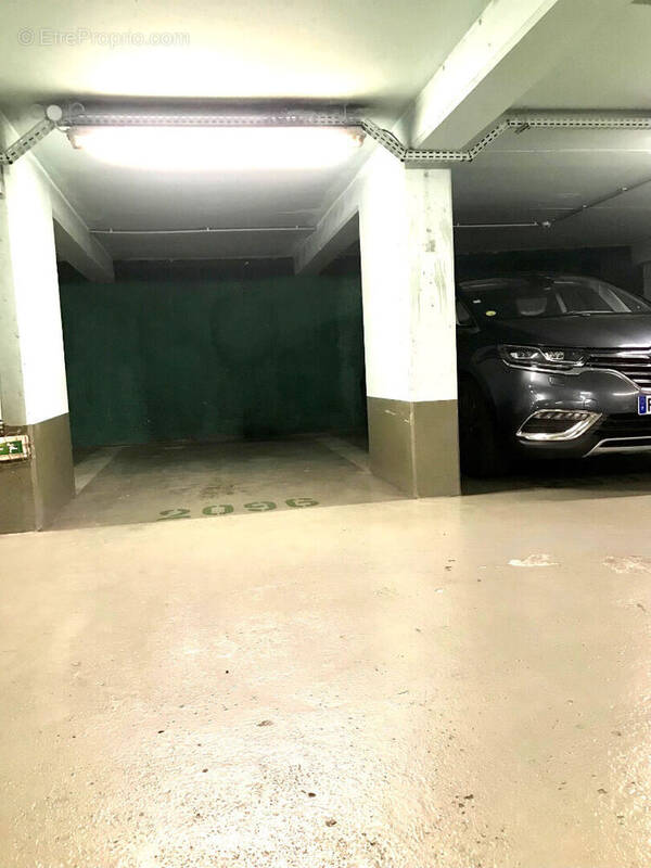 Parking à PARIS-16E