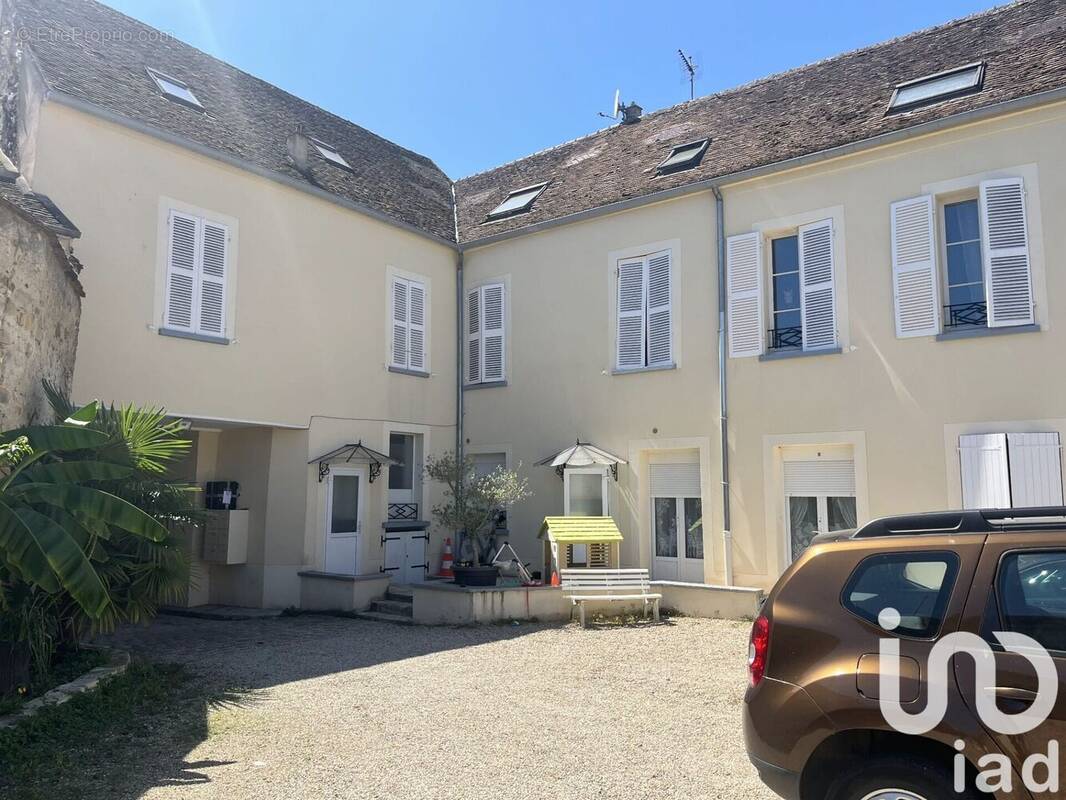 Photo 1 - Appartement à VILLENEUVE-LA-GUYARD