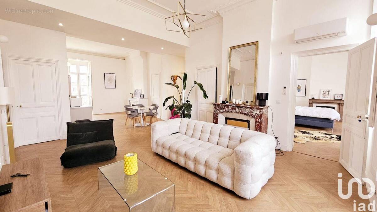 Photo 1 - Commerce à NIMES