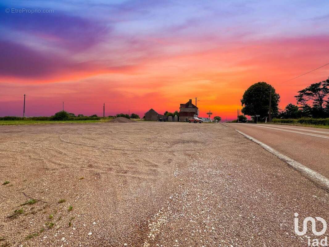 Photo 3 - Commerce à MOUTIERS-EN-PUISAYE