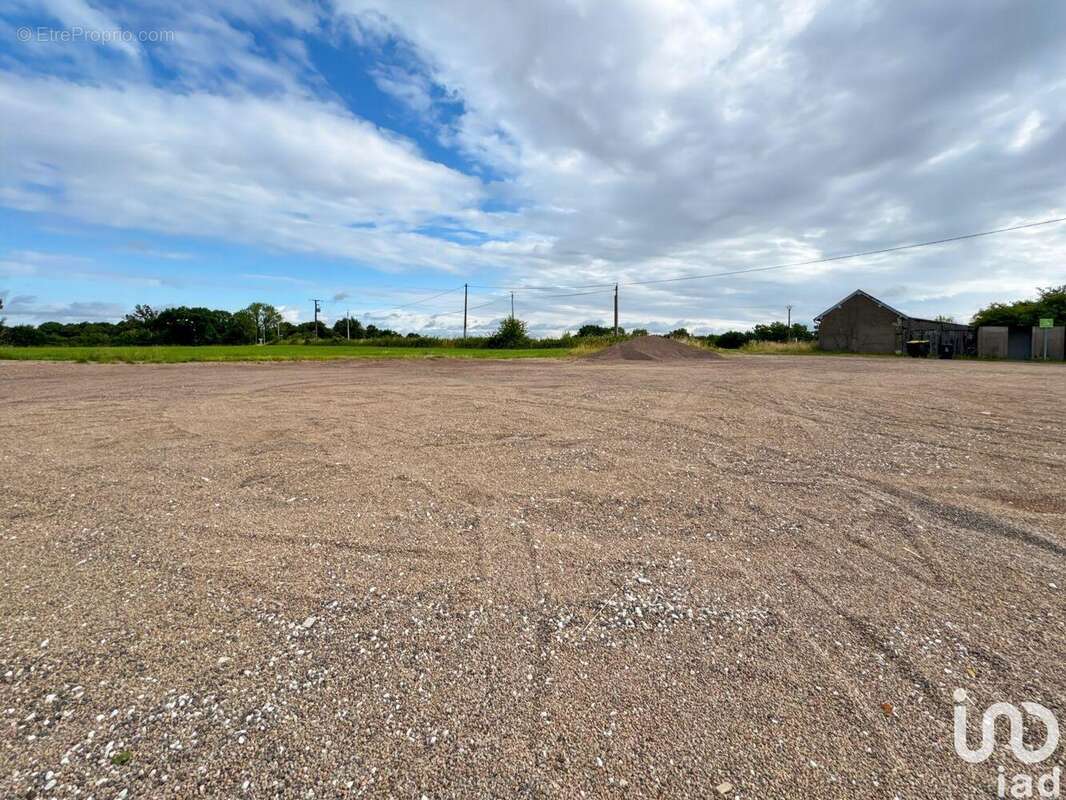 Photo 4 - Commerce à MOUTIERS-EN-PUISAYE