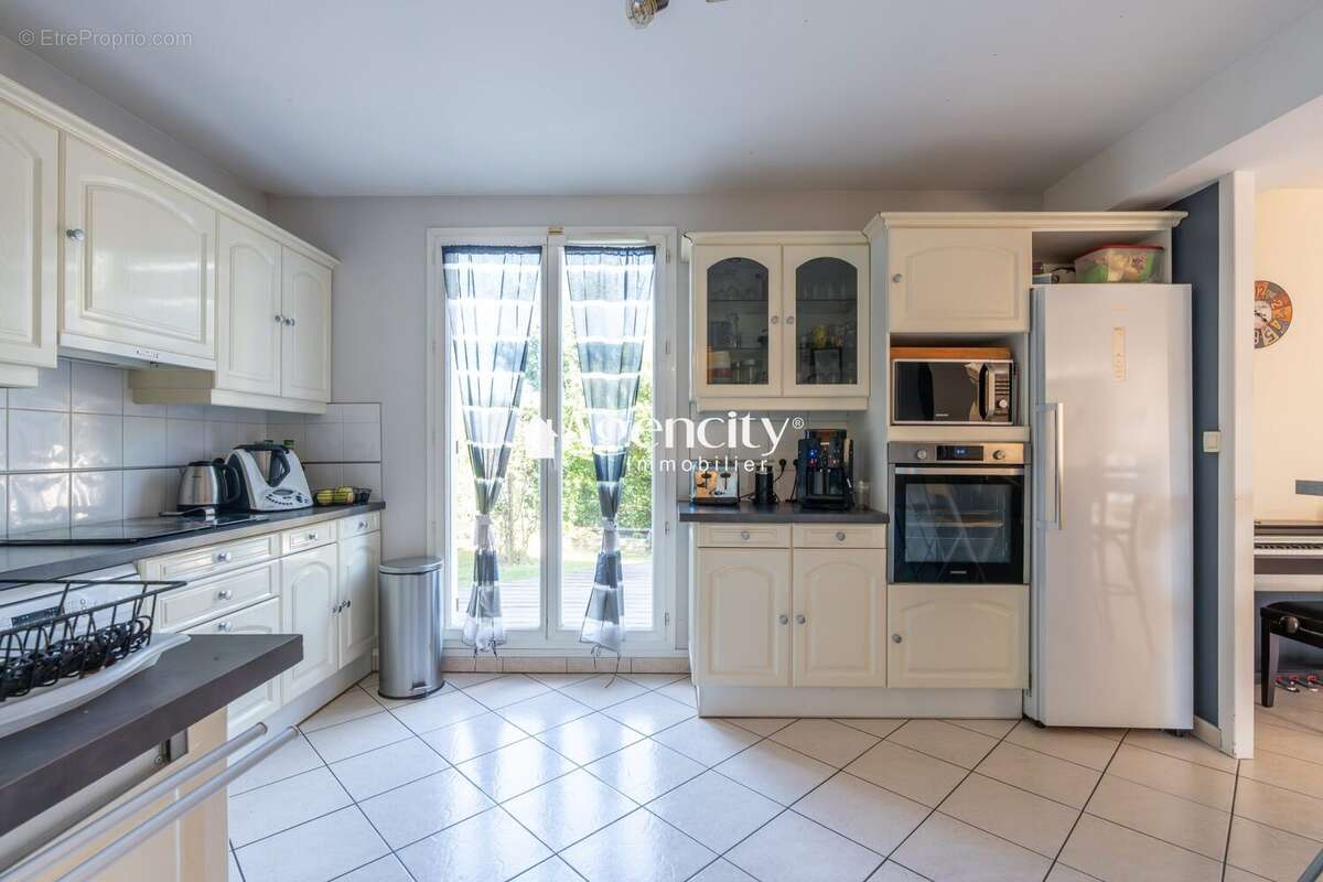 Maison à BUSSY-SAINT-GEORGES