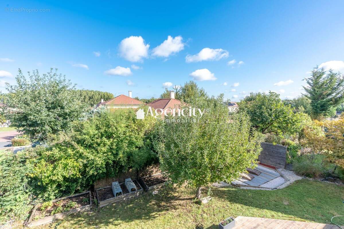 Maison à BUSSY-SAINT-GEORGES