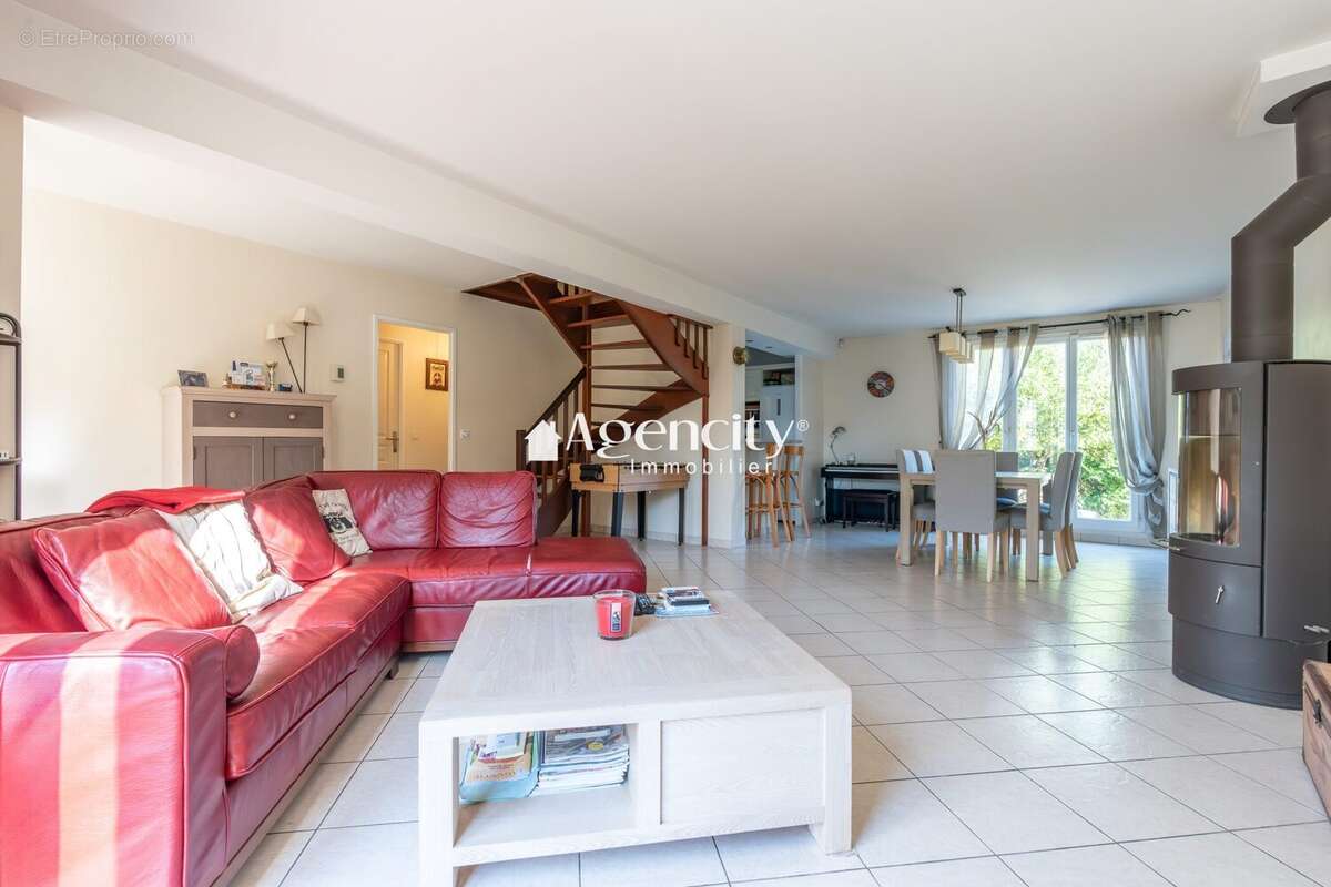 Maison à BUSSY-SAINT-GEORGES